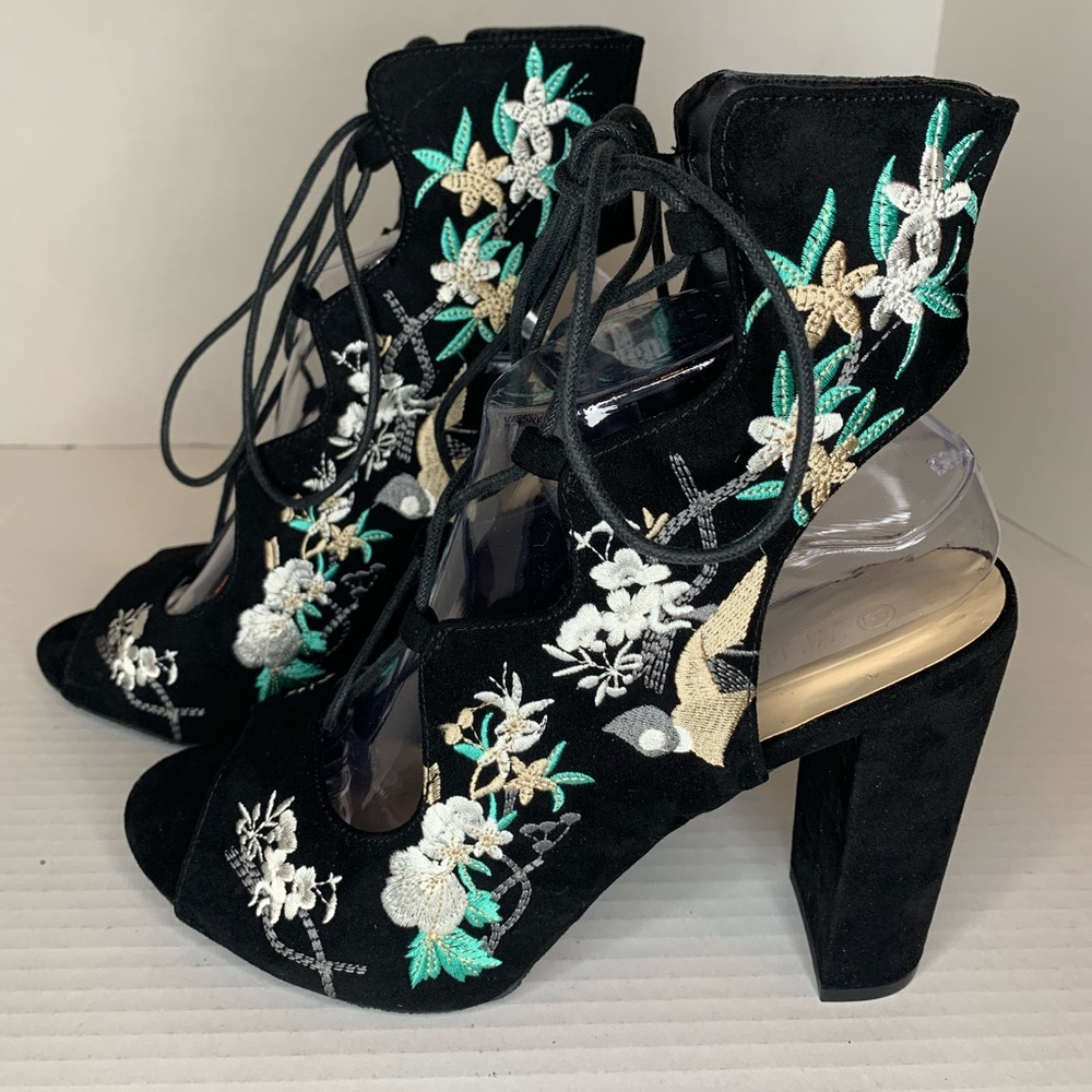 Wild Diva Lounge Black Embroidered Chunky Heel Lace Up Pumps Faux Suede Size 9